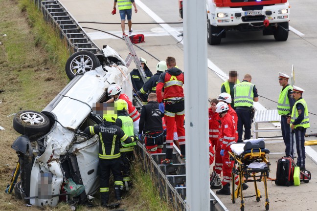 Schwer eingeklemmt: Schwierige Rettungsaktion bei Unfall auf Westautobahn in Eggendorf im Traunkreis