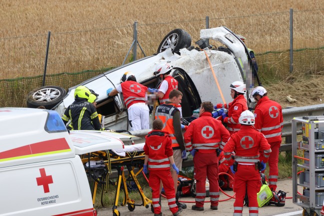 Schwer eingeklemmt: Schwierige Rettungsaktion bei Unfall auf Westautobahn in Eggendorf im Traunkreis