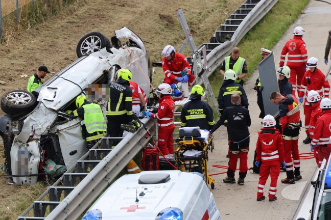 Schwer eingeklemmt: Schwierige Rettungsaktion bei Unfall auf Westautobahn in Eggendorf im Traunkreis