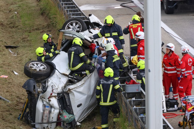 Schwer eingeklemmt: Schwierige Rettungsaktion bei Unfall auf Westautobahn in Eggendorf im Traunkreis