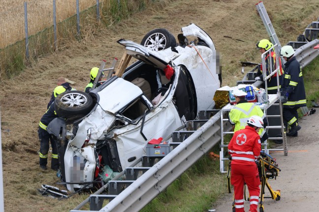 Schwer eingeklemmt: Schwierige Rettungsaktion bei Unfall auf Westautobahn in Eggendorf im Traunkreis
