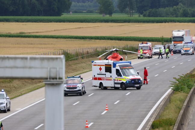 Schwer eingeklemmt: Schwierige Rettungsaktion bei Unfall auf Westautobahn in Eggendorf im Traunkreis