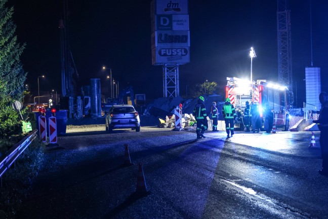 Absicherung fehlte: Auto auf Innviertler Stra�e bei Schl��lberg beinahe in Baugrube gest�rzt