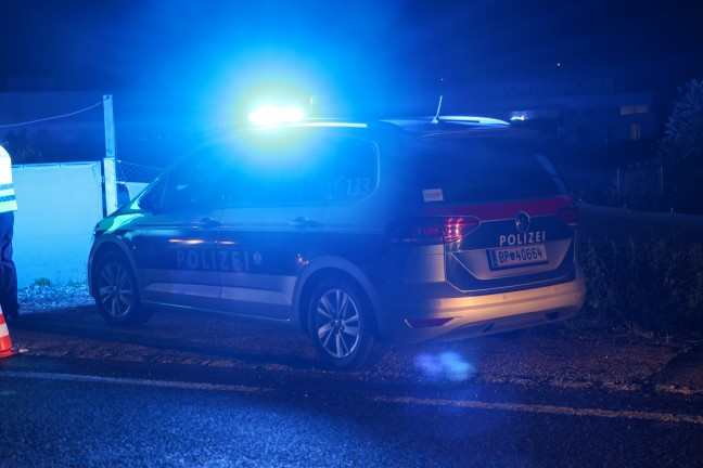 Absicherung fehlte: Auto auf Innviertler Stra�e bei Schl��lberg beinahe in Baugrube gest�rzt