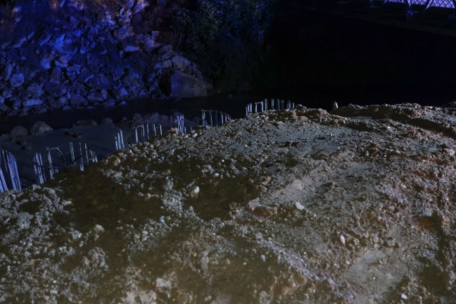 Absicherung fehlte: Auto auf Innviertler Stra�e bei Schl��lberg beinahe in Baugrube gest�rzt