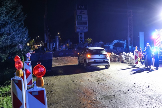 Absicherung fehlte: Auto auf Innviertler Stra�e bei Schl��lberg beinahe in Baugrube gest�rzt