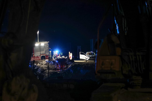 Absicherung fehlte: Auto auf Innviertler Stra�e bei Schl��lberg beinahe in Baugrube gest�rzt