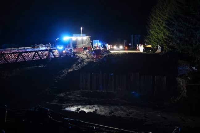 Absicherung fehlte: Auto auf Innviertler Stra�e bei Schl��lberg beinahe in Baugrube gest�rzt