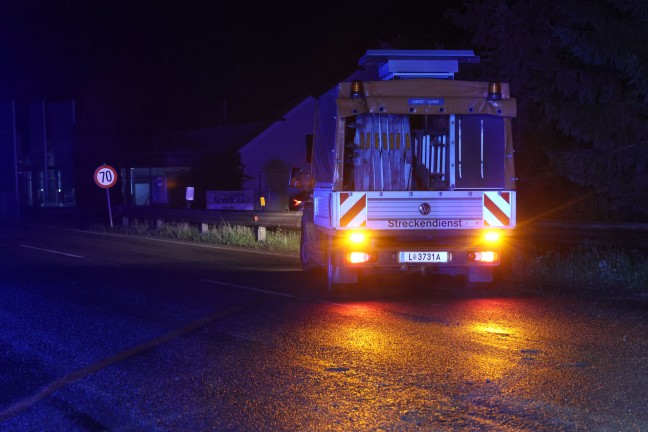 Absicherung fehlte: Auto auf Innviertler Stra�e bei Schl��lberg beinahe in Baugrube gest�rzt