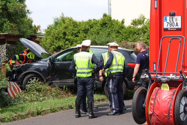 Personenrettung: Autolenker nach medizinischem Notfall mit PKW in einem Garten in Traun gelandet