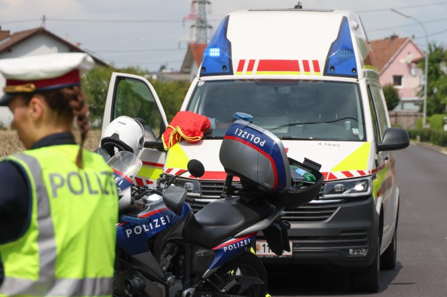 Personenrettung: Autolenker nach medizinischem Notfall mit PKW in einem Garten in Traun gelandet