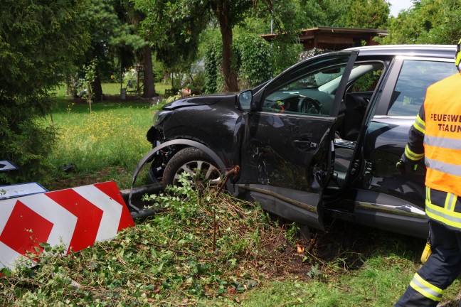 Personenrettung: Autolenker nach medizinischem Notfall mit PKW in einem Garten in Traun gelandet