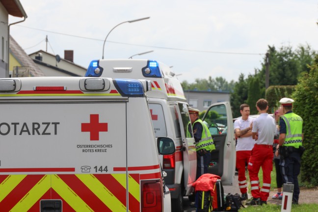 Personenrettung: Autolenker nach medizinischem Notfall mit PKW in einem Garten in Traun gelandet