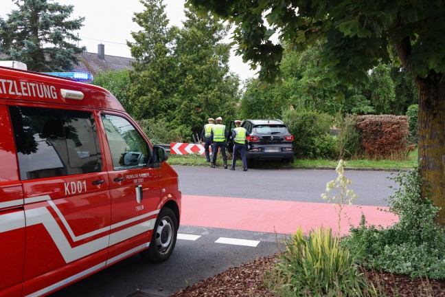 Personenrettung: Autolenker nach medizinischem Notfall mit PKW in einem Garten in Traun gelandet