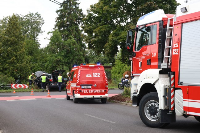 Personenrettung: Autolenker nach medizinischem Notfall mit PKW in einem Garten in Traun gelandet