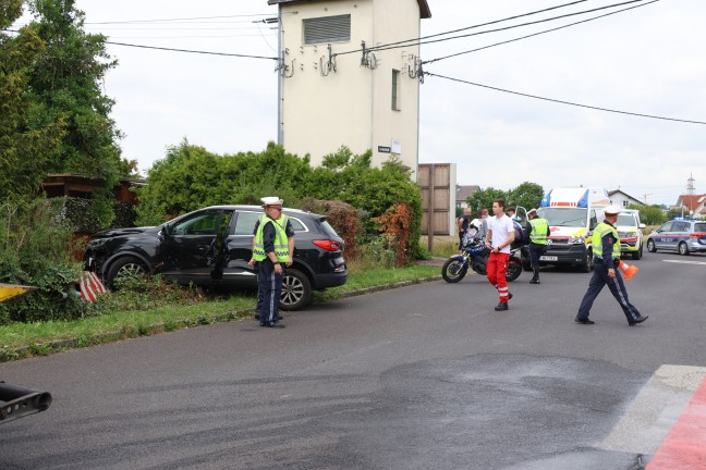 Personenrettung: Autolenker nach medizinischem Notfall mit PKW in einem Garten in Traun gelandet