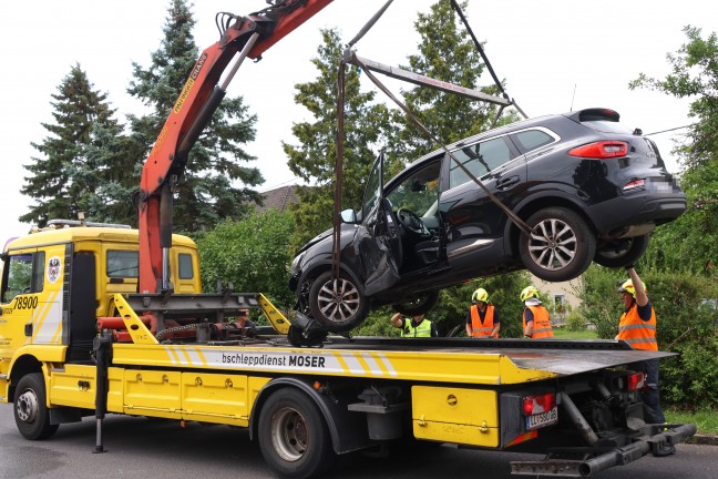 Personenrettung: Autolenker nach medizinischem Notfall mit PKW in einem Garten in Traun gelandet