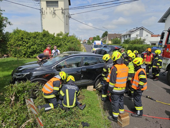 Personenrettung: Autolenker nach medizinischem Notfall mit PKW in einem Garten in Traun gelandet