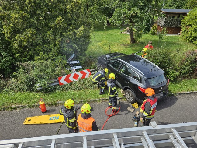 Personenrettung: Autolenker nach medizinischem Notfall mit PKW in einem Garten in Traun gelandet