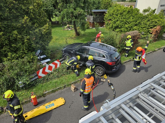 Personenrettung: Autolenker nach medizinischem Notfall mit PKW in einem Garten in Traun gelandet