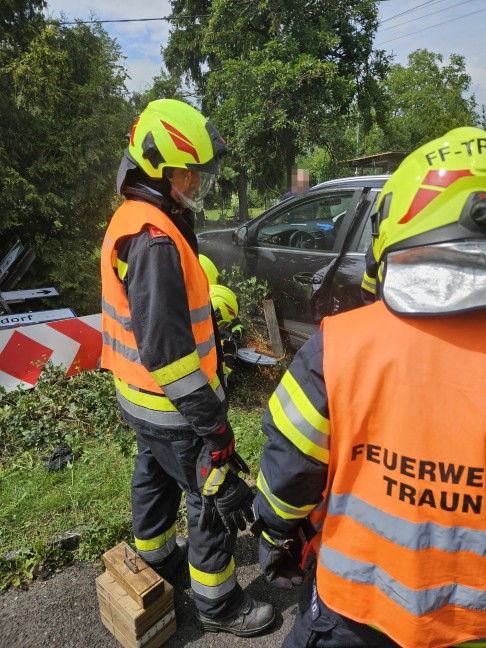Personenrettung: Autolenker nach medizinischem Notfall mit PKW in einem Garten in Traun gelandet