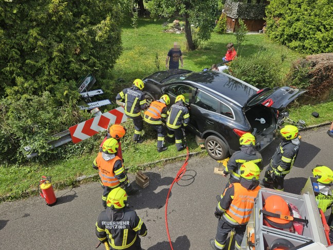 Personenrettung: Autolenker nach medizinischem Notfall mit PKW in einem Garten in Traun gelandet