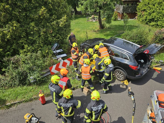 Personenrettung: Autolenker nach medizinischem Notfall mit PKW in einem Garten in Traun gelandet