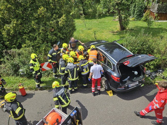 Personenrettung: Autolenker nach medizinischem Notfall mit PKW in einem Garten in Traun gelandet