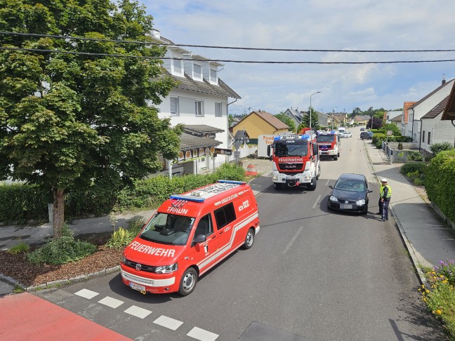 Personenrettung: Autolenker nach medizinischem Notfall mit PKW in einem Garten in Traun gelandet