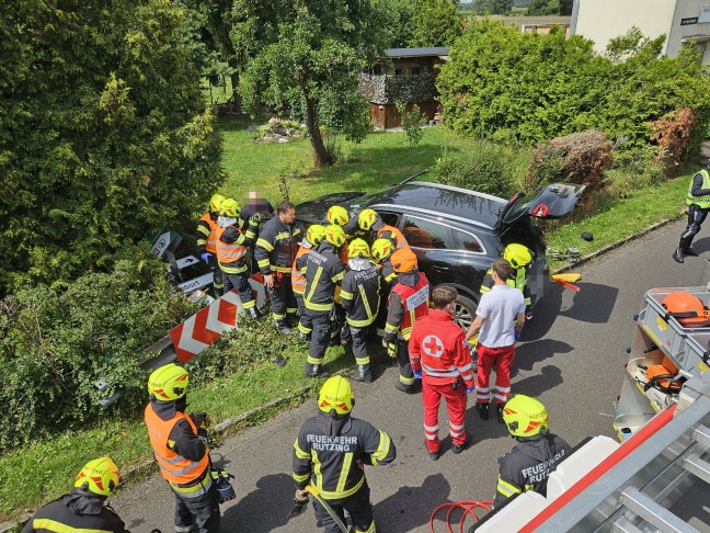 Personenrettung: Autolenker nach medizinischem Notfall mit PKW in einem Garten in Traun gelandet