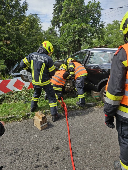 Personenrettung: Autolenker nach medizinischem Notfall mit PKW in einem Garten in Traun gelandet