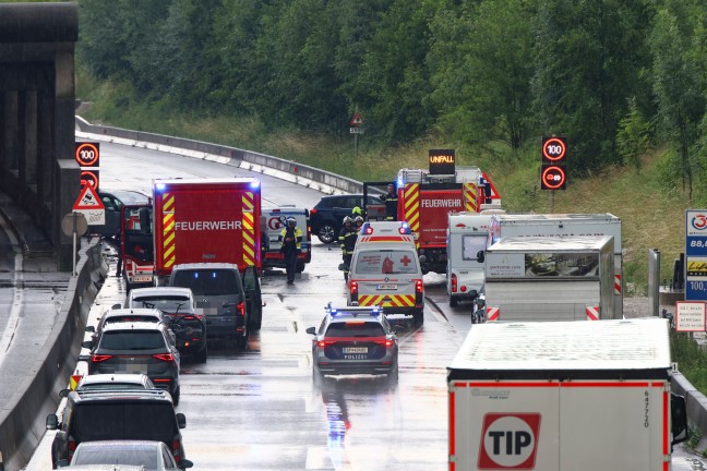 Vier Fahrzeuge in schweren Crash auf der Innkreisautobahn bei Steinhaus verwickelt