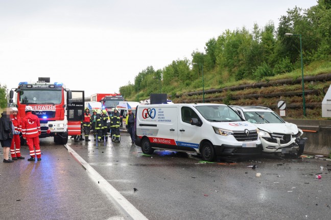 Vier Fahrzeuge in schweren Crash auf der Innkreisautobahn bei Steinhaus verwickelt