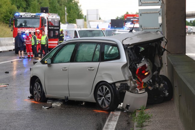 Vier Fahrzeuge in schweren Crash auf der Innkreisautobahn bei Steinhaus verwickelt