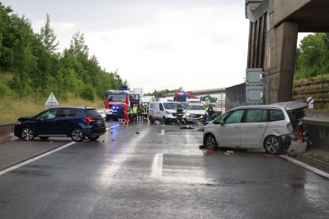 Vier Fahrzeuge in schweren Crash auf der Innkreisautobahn bei Steinhaus verwickelt