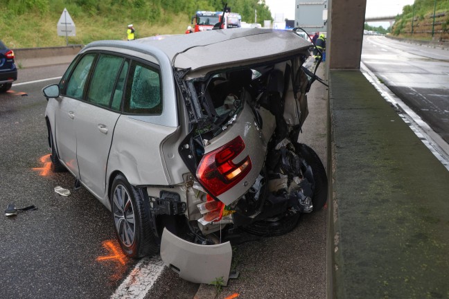 Vier Fahrzeuge in schweren Crash auf der Innkreisautobahn bei Steinhaus verwickelt