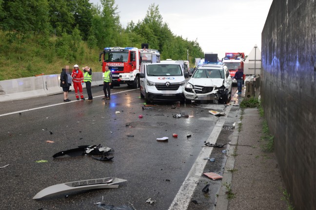 Vier Fahrzeuge in schweren Crash auf der Innkreisautobahn bei Steinhaus verwickelt