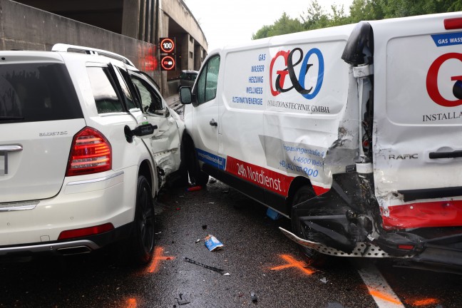 Vier Fahrzeuge in schweren Crash auf der Innkreisautobahn bei Steinhaus verwickelt