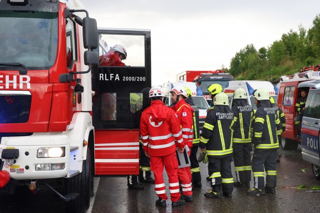 Vier Fahrzeuge in schweren Crash auf der Innkreisautobahn bei Steinhaus verwickelt