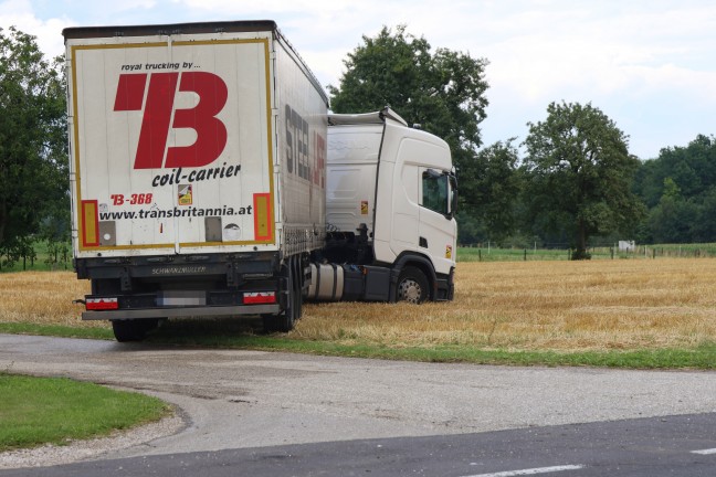 LKW-Sattelzug steckte in Steinhaus in einem Stoppelfeld fest