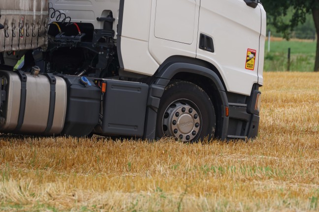 LKW-Sattelzug steckte in Steinhaus in einem Stoppelfeld fest