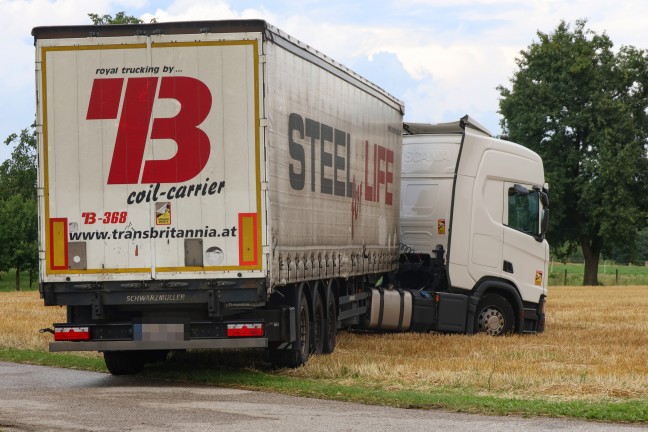 LKW-Sattelzug steckte in Steinhaus in einem Stoppelfeld fest
