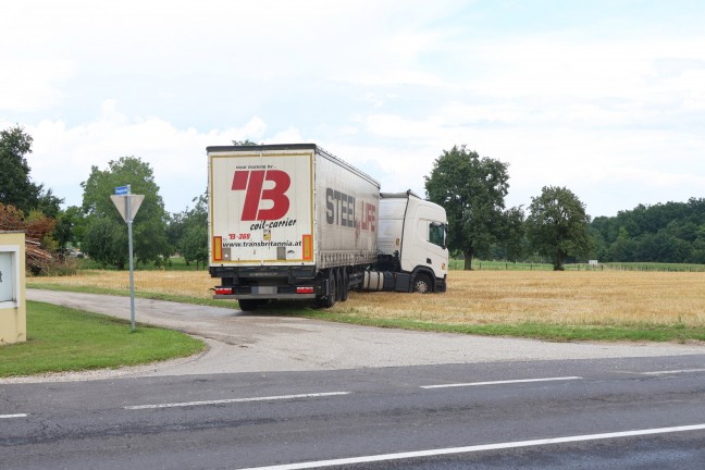 LKW-Sattelzug steckte in Steinhaus in einem Stoppelfeld fest