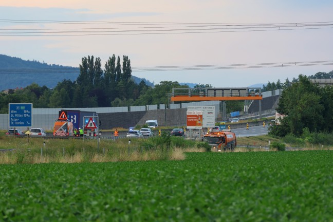 Stauchaos im Abendverkehr nach schwerem LKW-Unfall auf Westautobahn bei Linz-Ebelsberg