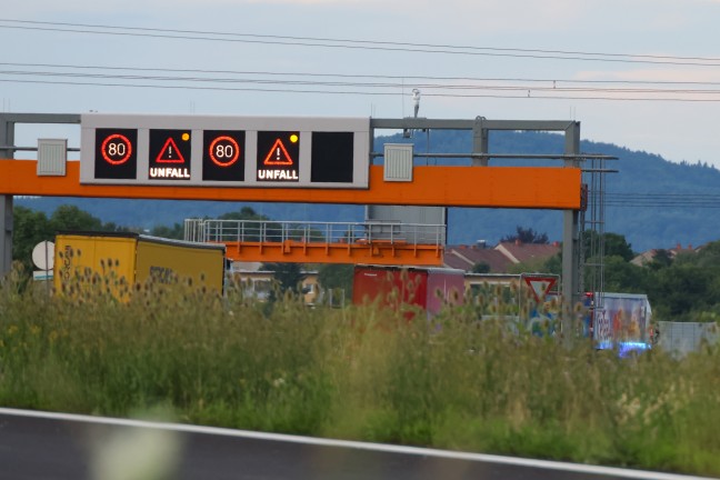 Stauchaos im Abendverkehr nach schwerem LKW-Unfall auf Westautobahn bei Linz-Ebelsberg
