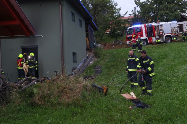 Drei Feuerwehren bei Zimmerbrand in einem Wohnhaus in Natternbach im Einsatz
