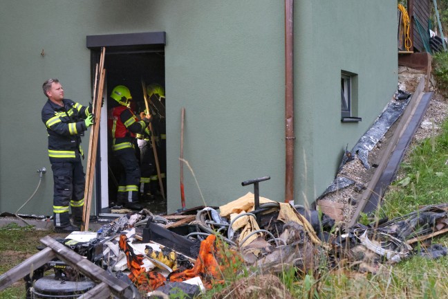 Drei Feuerwehren bei Zimmerbrand in einem Wohnhaus in Natternbach im Einsatz