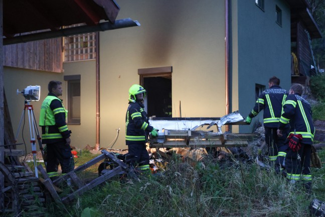 Drei Feuerwehren bei Zimmerbrand in einem Wohnhaus in Natternbach im Einsatz