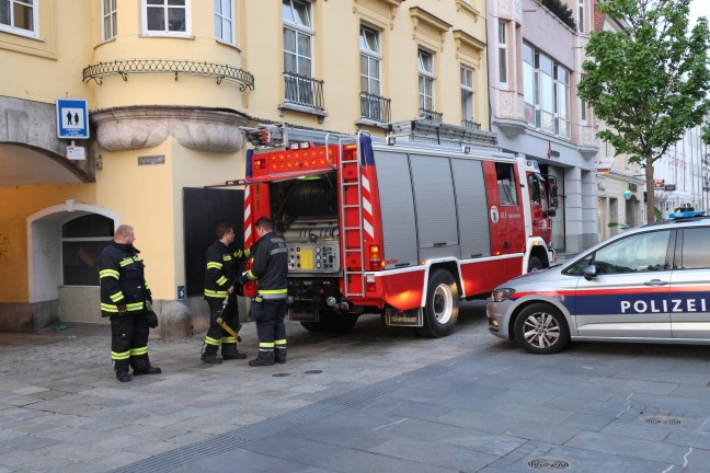 Blutspur am Stadtplatz in Wels-Innenstadt sorgte f�r Einsatz der Feuerwehr