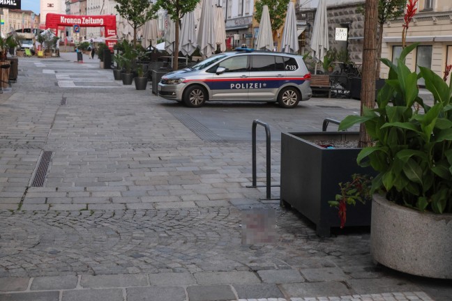 Blutspur am Stadtplatz in Wels-Innenstadt sorgte f�r Einsatz der Feuerwehr